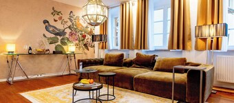 LiT LiVING: Luxury - Box Spring - Parking - 3 BR
