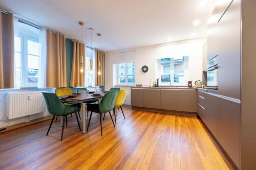 LiT LiVING: Luxury - Box Spring - Parking - 3 BR