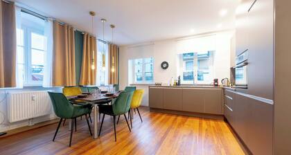 LiT LiVING: Luxury - Box Spring - Parking - 3 BR