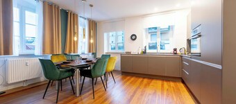 LiT LiVING: Luxury - Box Spring - Parking - 3 BR