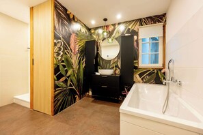 Shower, hair dryer, towels, shampoo