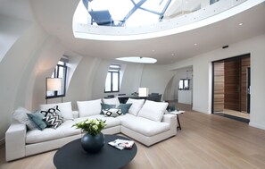 Panoramic Suite | Living area | 100-cm Smart TV with cable channels, Netflix, heated floors
