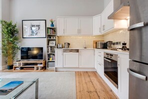 雪櫃、微波爐、焗爐、爐具