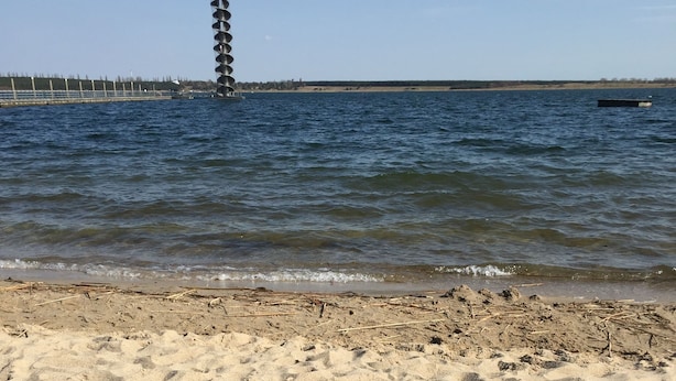 A sandy beach with footprints and a pier in the background. - Ferienhaus Oma Inge Zwischen Goitzsche und Muldestausee Haustierfreundlich ! (Muldestausee)