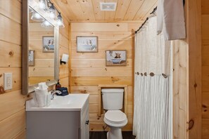 Cabin, 2 Bedrooms | Bathroom | Towels