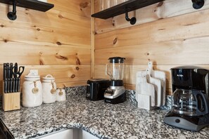 Cabane, 2 chambres | Cuisine privée | Réfrigérateur, four, cafetière/bouilloire, grille-pain