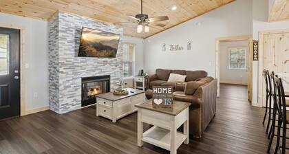 Majestic Valley View 3 Bedroom Cabin by RedAwning