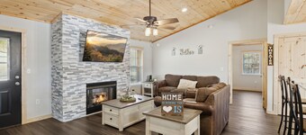 Majestic Valley View 3 Bedroom Cabin by RedAwning