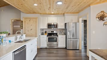 Cabin, 3 Bedrooms | Private kitchen | Fridge, oven, coffee/tea maker, toaster