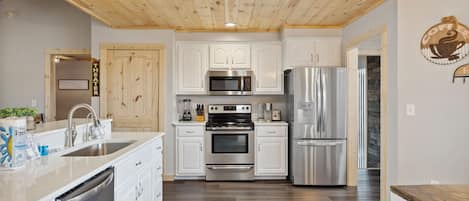 Cabin, 3 Bedrooms | Private kitchen | Fridge, oven, coffee/tea maker, toaster