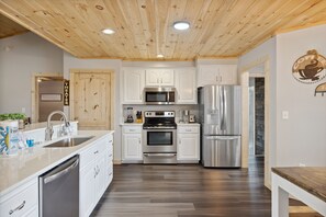 Cabane, 3 chambres | Cuisine privée | Réfrigérateur, four, cafetière/bouilloire, grille-pain