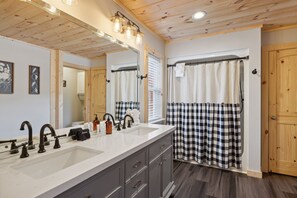 Cabaña, 3 habitaciones | Baño | Toallas
