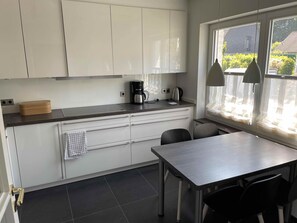 Fridge, oven, stovetop, dishwasher