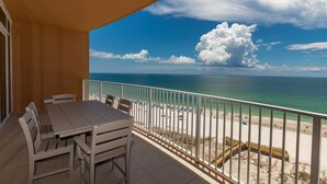 Ein Balkon mit Blick auf Strand und Meer.