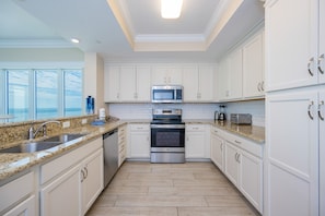 Condo, 4 habitaciones | Cocina privada | Refrigerador, horno y cafetera y tetera