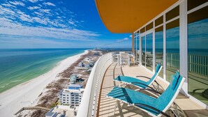 Ein Balkon mit Blick auf Strand und Meer.