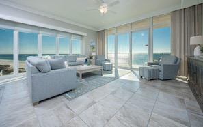 Condo, 4 chambres | Aire de séjour