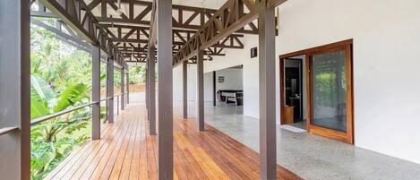 House | 4 bedrooms, Egyptian cotton sheets, premium bedding, pillow-top beds