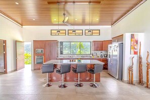 House | Private kitchen | Full-sized fridge, microwave, oven, stovetop - Casa Union (Bahía Ballena)