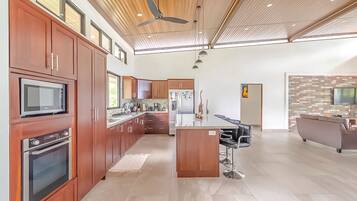 Huis | Privékeuken | Een koelkast met diepvriezer, een microgolfoven, een oven, een kookplaat