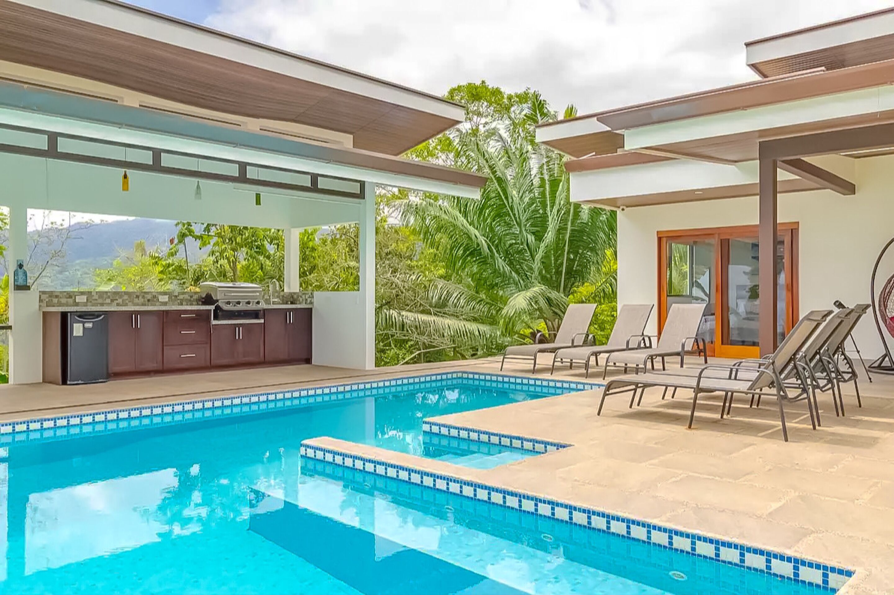 Piscine extérieure, chaises longues