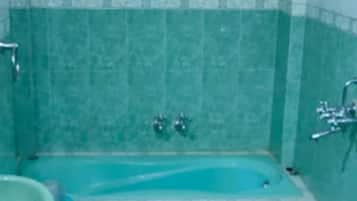 Rainfall showerhead, free toiletries, towels, soap