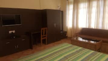 Desk, soundproofing, free WiFi, bed sheets