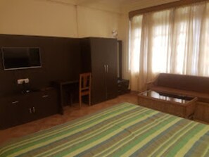 Desk, soundproofing, free WiFi, bed sheets