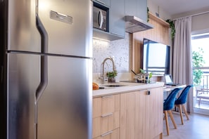 Departamento | Cocina privada | Refrigerador, microondas y utensilios de cocina