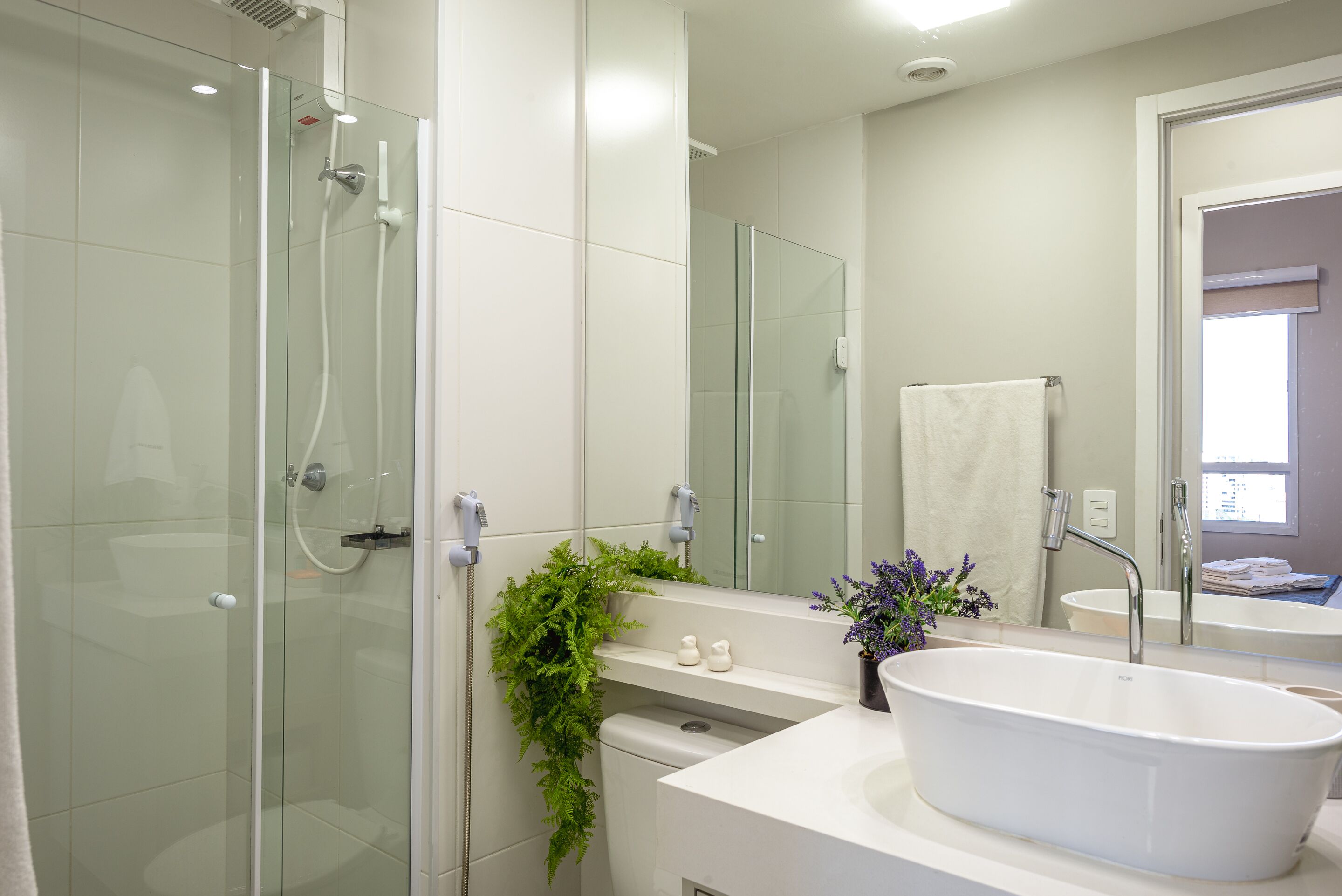 Appartement | Badkamer | Een douche, toiletpapier