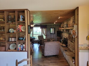 Smart TV, fireplace, DVD player, books - Ranch House on 750 acres near Niangua River (Tunas)