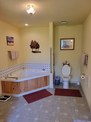 Regadera, tina de hidromasaje, secadora de cabello, toallas