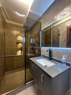 Dusche, Bidet, Handtücher, Seife