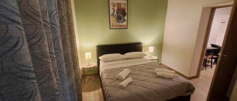 2 chambres, fer et planche à repasser, Wi-Fi, draps fournis