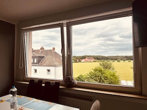 A room with a table, chairs, a window, and a radiator. - 90 I Sauna I 7 Beds I To the beautiful view (Dortmund)