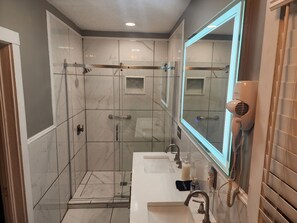 Dusche, Haartrockner, Handtücher, Seife