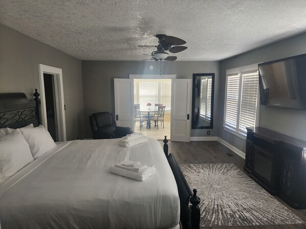 3 室のベッドルーム、アイロン / アイロン台、WiFi、ベッドシーツ