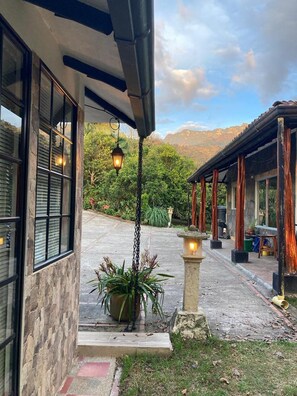 Chalet | Property grounds - Inviting Mountain Chalet in San Francisco (San Francisco)