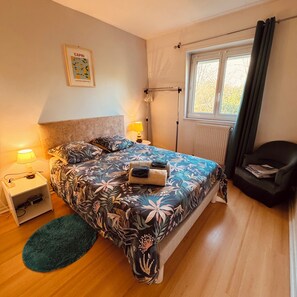 4 bedrooms, desk, iron/ironing board, travel cot