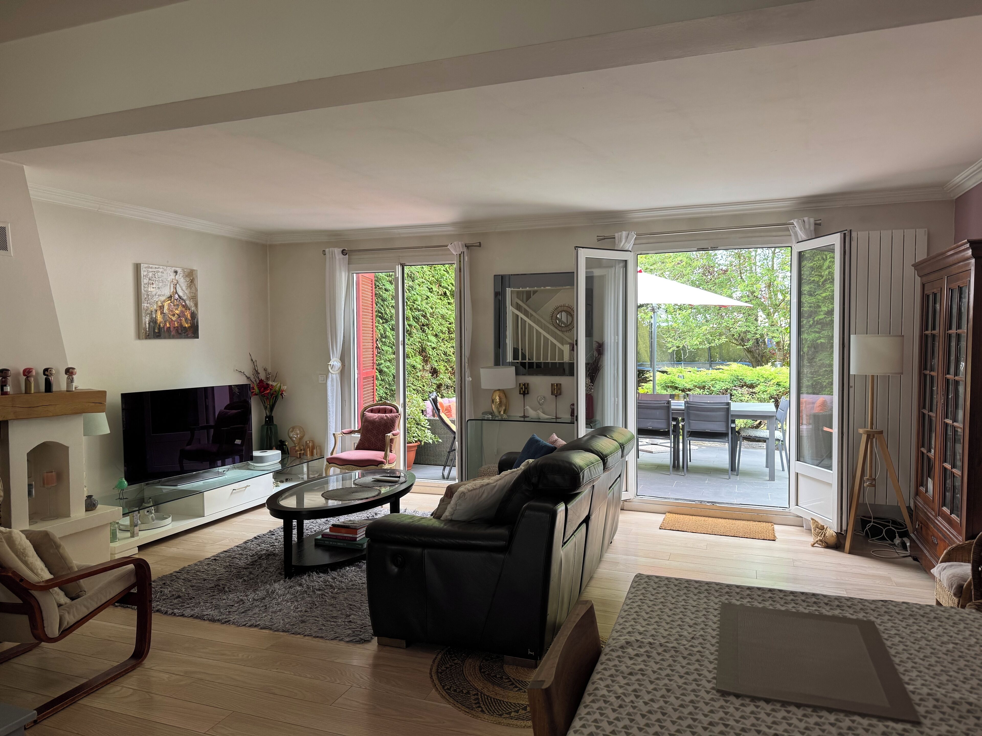 Smart-TV, peis, bøker og printere