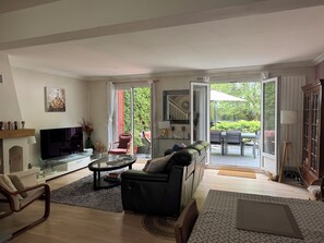 Smart-TV, Kamin, Bücher, Drucker