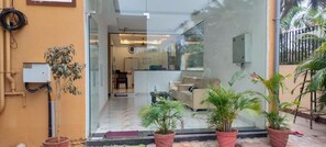 Vista frontal de la propiedad