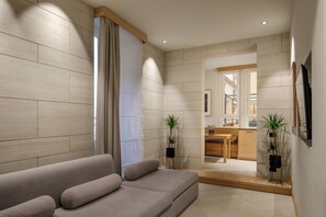 Apartament, terrassa | Sala d'estar | Televisor intel·ligent de 50 polzades amb canals digitals 