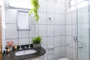 Apartment | Bathroom | Shower, toilet paper