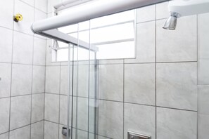Apartment | Bathroom | Shower, toilet paper