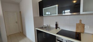 Refrigerador, horno, parrilla de estufa y utensilios de cocina 