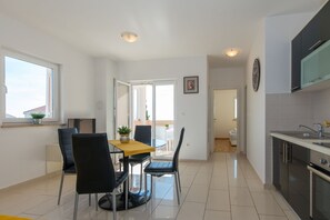 Dining - One-bedroom apartment with a terrace  (Novalja)