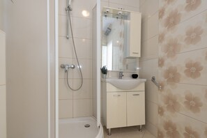 Een douche, een haardroger, handdoeken, zeep