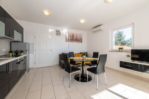 Dining - One-bedroom apartment with a terrace  (Novalja)