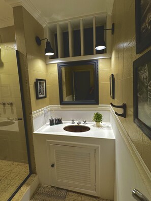 Douche, séchoir à cheveux, serviettes fournies, savon
